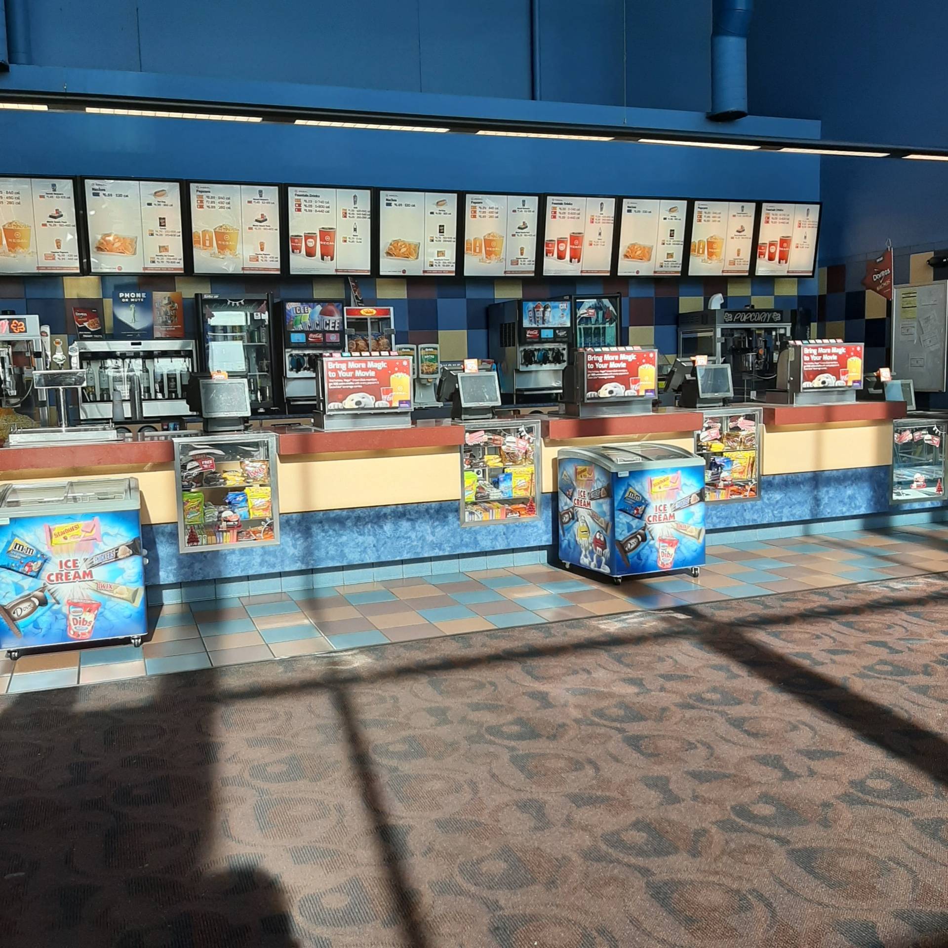 Regal Hollywood & ScreenX - Topeka