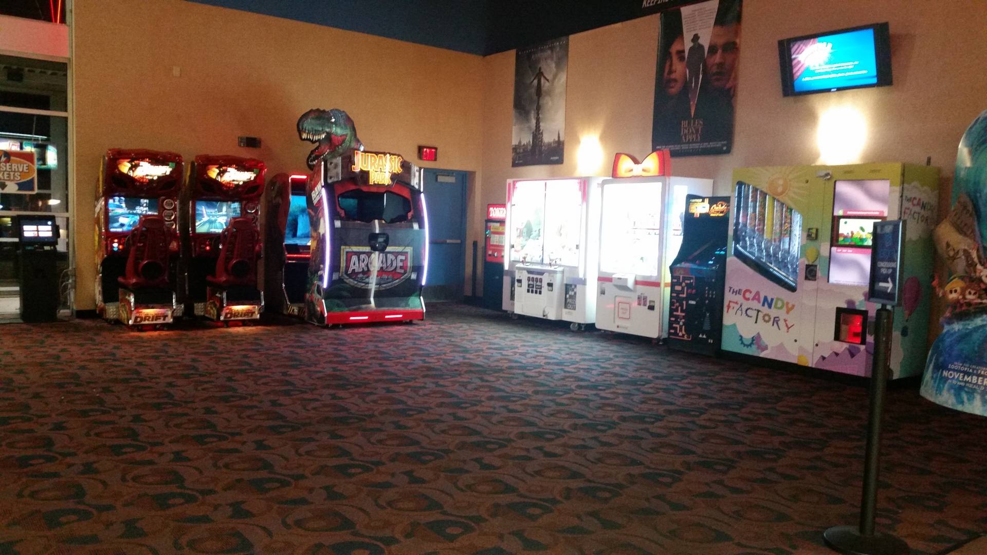 Regal Hollywood & ScreenX - Topeka