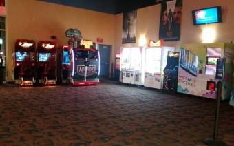 Regal Hollywood & ScreenX - Topeka